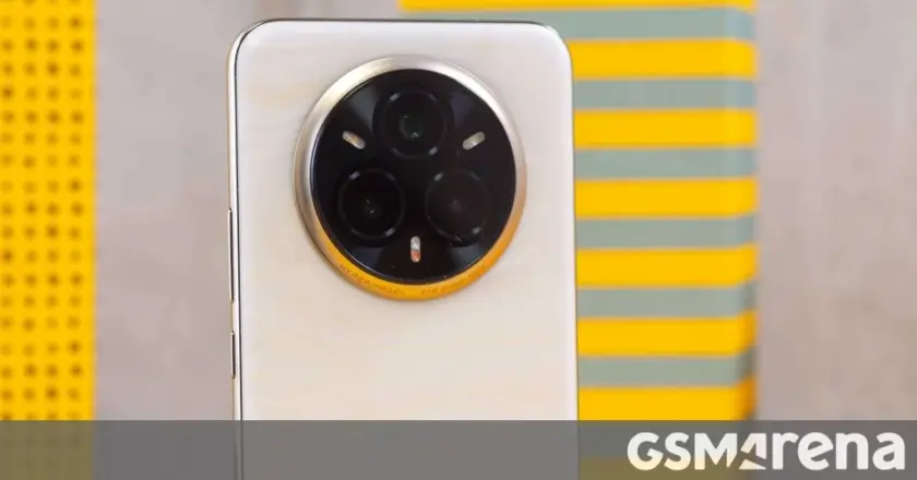 # A Realme P3 Ultra: Tényleg ennyit tud egy középkategóriás mobil? Megérkezett a Realme legújabb mobilja, a P3 Ultra, és nem is akármilyen paraméterekkel! De vajon valóban megéri az árát, vagy csak egy újabb középkategóriás Realme mobil, ami nem tud többet a megszokottaknál? Azt mondják, hogy a telefon akkumulátor-üzemideje és töltési sebessége kiemelkedő, de nézzük csak meg, mit tud valójában! ## Specifikációk, amikre érdemes figyelni A Realme P3 Ultra nem viccel, amikor a specifikációkról van szó. A telefon szívét a **Snapdragon 7+ Gen 3** processzor adja, ami már önmagában is ígéretes, főleg a középkategóriás piacon. De mit is jelent ez a gyakorlatban? Nos, a Snapdragon 7+ Gen 3 teljesítménye lenyűgöző, és jóval gyorsabb, mint a legtöbb rivális, például a Redmi Note 13 Pro. Az **144 Hz-es AMOLED kijelző** pedig nem csak a gyors válaszidőt, hanem a szemet gyönyörködtető színeket is biztosítja. Tényleg, ki ne akarna egy olyan telefont, aminek a képe olyan éles, mint egy tű? A Realme P3 Ultra **5000 mAh-os akkumulátora** pedig nemcsak a napi használatot bírja, hanem a gyorstöltés is meglepően gyors. A gyártó állítása szerint a telefon mindössze **30 perc alatt** képes az akkumulátor 0%-ról 100%-ra feltöltésére. *Ez tényleg hihetetlenül jól hangzik, de vajon a valóságban is így van?* ## Töltési teljesítmény a valóságban Mielőtt elhamarkodnánk a véleményünket, érdemes megnézni, mit mondanak a felhasználók. A Realme hazai Facebook-csoportjában többen is emlegetik, hogy az akkumulátor éppen úgy teljesít, ahogy azt a gyártó ígéri. Van, aki azt mondja, hogy akár 2 napig is bírja egy töltéssel, míg mások napi 6-7 órás használat után is elég energikusnak találják. *Ez a gyakorlatban mit is jelent?* Talán, hogy a telefon nemcsak a játékosok, hanem a mindennapi felhasználók számára is ideális választás lehet. ## Realme UI 6: Felhasználói élmény A Realme UI 6 frissítése is rengeteg újdonságot hozott. A felhasználói felület simább, gyorsabb, és a testreszabás lehetőségei is bővültek. Nekem az jött le, hogy a Realme UI 6 nemcsak szép, hanem funkcionális is. A widgetek mind jobban illeszkednek az aktuális trendekhez, és a sötét mód is sokkal jobban néz ki. *Ki ne szeretné a sötét módot, főleg este?* ## Képességek a kamerában A P3 Ultra kamerarendszere sem elhanyagolható. A **108 MP-es főkamera** mellett egy 12 MP-es ultra széles látószögű kamera is helyet kapott. A fényképezés során a részletek élesek, és a színek élénkek. A videók rögzítése is sima, a stabilizálás jól működik, így a mozgó felvételek sem rázkódnak. *De vajon tényleg megütik a konkurenciát, mint a Samsung Galaxy A55?* A tesztelők azt állítják, hogy a P3 Ultra kamerája a középkategóriás telefonok között az egyik legjobb. A Realme hazai közösségében is többen megosztották már a tapasztalataikat, és a visszajelzések eddig pozitívak. Az éjszakai mód is figyelemre méltó, hiszen alacsony fényviszonyok között sem veszíti el a képminőséget. ## Ár/érték arány: Megéri? A Realme P3 Ultra ára a középkategóriás telefonok között versenyképes. A **200.000 forint körüli ár** már-már elérhetővé teszi a legtöbb felhasználó számára. De vajon megéri-e ennyit? Az eddigi tapasztalatok azt mutatják, hogy a P3 Ultra teljesítménye, kamerája és üzemideje mind-mind indokolttá teszi az árát. Az összehasonlítások során a P3 Ultra gyorsabb a Redmi Note 13 Pro-nál, és olcsóbb a Galaxy A55-nél. *Ez a telefon tényleg a legjobb választás lehet a középkategóriás piacon?* ## Versenytársak: Ki a legjobb? A középkategóriás mobilok piacán egyre több szereplő van, és a verseny folyamatosan nő. A Realme P3 Ultra mellett a Samsung Galaxy A55 és a Xiaomi Redmi Note 13 Pro is komoly kihívó. De vajon melyik a legjobb választás? Az A55 szintén kiváló kamerákkal büszkélkedhet, de az ára is magasabb. A Redmi Note 13 Pro pedig egy erős alternatíva, de a teljesítménye nem éri el a P3 Ultra szintjét. Szóval, ha ár-érték arányban keresed a legjobbat, talán a P3 Ultra lehet a befutó. ## Záró gondolatok Összességében a Realme P3 Ultra jól teljesít a középkategóriás mobilok között. Az üzemidő, a teljesítmény és a kamera tulajdonságai mind-mind azt mutatják, hogy érdemes figyelni erre a telefont. *Te elhiszed, hogy ezt a vasat ennyiért adják?* Ha igen, oszd meg a cikket, hadd nézzen utána a haverod is! A Realme P3 Ultra a jövő mobilja lehet, és alig várom, hogy még többet megtudjak róla!
