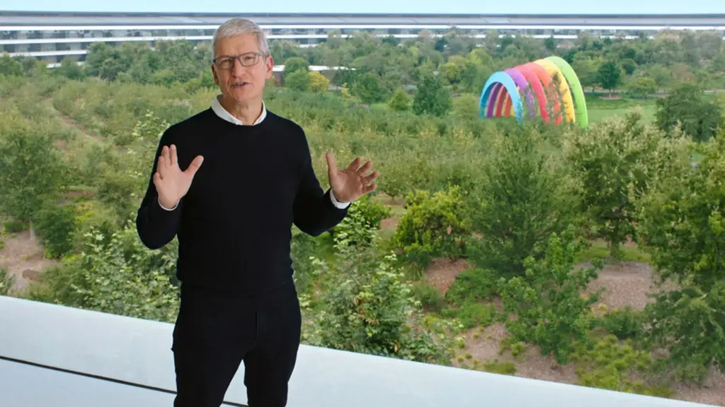 Tim cook apple park.webp