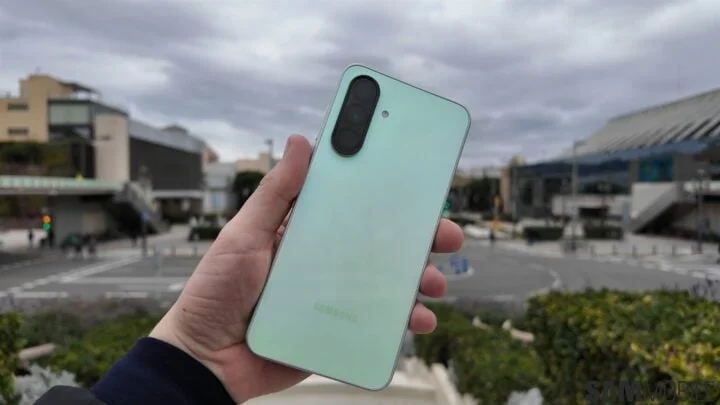 Galaxy a36 awesome lime 1.webp