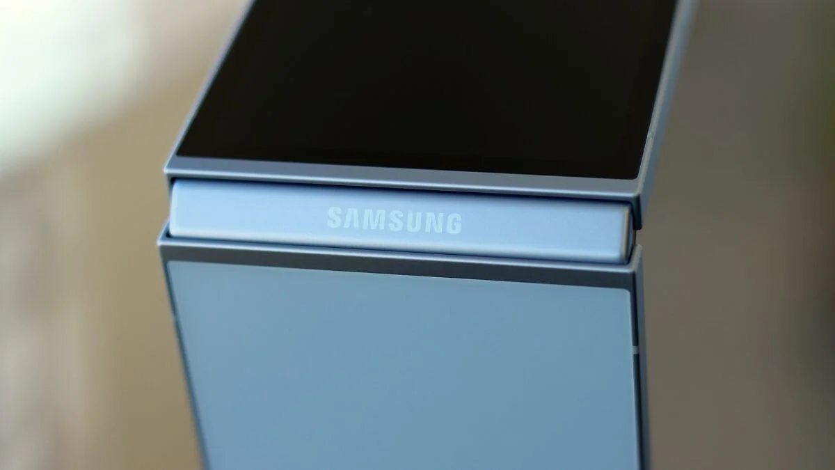 Samsung logo galaxy z flip 6.webp