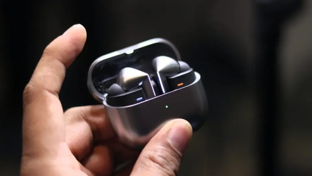 Galaxy buds 3 pro blade lights 3.webp