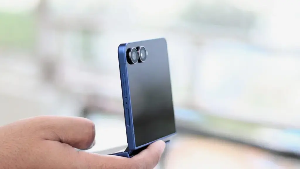Galaxy z flip 7 design review.webp