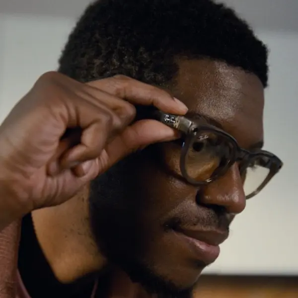 Samsung okos szemüvege jövőre érkezik, hogy versenyezzen a Meta AI Glasses-szel.