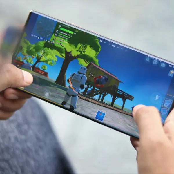 Hamarosan elérhető a Fortnite a Play Áruházban, Galaxy Store nélkül