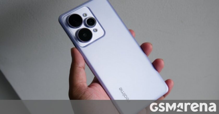 # Megérkezett a Realme GT 7 Pro – Brutális teljesítmény baráti áron! A Realme legújabb okostelefonja, a **Realme GT 7 Pro** most már hazánkban is elérhető, és nem lehet elmenni a mellett, hogy egy középkategóriás telefon milyen brutális teljesítményt kínál. De vajon tényleg ennyit tud egy középkategóriás Realme? Az eddigi tapasztalatok alapján úgy tűnik, hogy a gyártó ismét megpróbálja megugrani a konkurenciát, és elhozni a legújabb technológiákat elérhető áron. ## A specifikációk, amikre érdemes figyelni Első ránézésre a **Realme GT 7 Pro specifikációk** tényleg lenyűgözőek. A telefon szívét a **Snapdragon 7+ Gen 3** processzor adja, ami a legújabb játékok és alkalmazások futtatására is képes. Ezen kívül a **144 Hz-es AMOLED kijelző** sima mozgást és szuper élénk színeket biztosít. Hogy ez mit jelent a gyakorlatban? Nos, a Realme hazai Facebook-csoportjában többen is emlegetik, hogy a kijelző színeinek élénksége egyszerűen lenyűgöző, és a játékélmény is kiemelkedően jó. A telefon 8 vagy 12 GB RAM-mal érkezik, ami elég ahhoz, hogy több alkalmazást is párhuzamosan futtathassunk. Az **AI Boost** funkció pedig még jobban optimalizálja a teljesítményt, így a multitasking is gyerekjáték. De vajon mennyire érzi magát otthon a telefon a mindennapi használatban? Nekem az jött le, hogy a Realme GT 7 Pro simán hozza a várt teljesítményt, és még a legnagyobb kihívásokkal is meg tud birkózni. A kamera szett sem elhanyagolható: a hátlapi 50 MP-es főérzékelő mellett egy 8 MP-es ultraszéles és egy 2 MP-es makro kamera is rendelkezésre áll. Az önarckamera pedig 32 MP-es, ami ma már nem számít ritkaságnak, de a képek minősége valóban figyelemre méltó. *Ez a dizájn? Olyan, mintha a OnePlus és a POCO közös gyereke lenne.* ## Ár-érték arány: Megéri az árát? A Realme GT 7 Pro ára körülbelül 130.000 forint környékén mozog, ami a specifikációk alapján igazán baráti. *Nézd csak meg, mit tudott a GT 6 tavaly! Ha a tavalyi modell ennyire jól teljesített, akkor mit várhatunk idén?* A Realme jól tudja, hogyan kell a pénztárcánkat kímélni, miközben a csúcskategóriás élményt célozza meg. Ha összehasonlítjuk a **Realme GT 7 Pro**-t a konkurensekkel, mint például a **Redmi Note 13 Pro** vagy a **Galaxy A55**, egyértelmű, hogy a Realme egy erős ajánlatot tesz le az asztalra. A Redmi Note 13 Pro gyorsabb lehet, de a Galaxy A55-nek is van mit felmutatnia. Viszont a Realme GT 7 Pro az ár-érték arány terén kiemelkedőnek tűnik. ## A Realme UI 6 frissítés és a felhasználói élmény A **Realme UI 6** frissítés is érkezett, ami még zökkenőmentesebbé és testre szabhatóbbá teszi az élményt. Az új felhasználói felület könnyen kezelhető, és a testreszabási lehetőségek széles spektrumot kínálnak. Az eszközök közötti zökkenőmentes átállás és a gyors válaszidő valóban emeli a felhasználói élményt. *Valóban ennyire felhasználóbarát, vagy csak a marketing szöveg?* A Realme Facebook-csoportban többen is dicsérik, hogy a frissítés óta a telefonuk még inkább felhasználóbarát lett. A szoftveres optimalizációk mellett a Realme saját AI funkciói is sokat segítenek a mindennapi használat során. Az automatizált funkciók révén a telefon valóban megérti a felhasználói szokásokat. ## Zárszó: Elhiszed, hogy ezt a vasat ennyiért adják? Összességében a **Realme GT 7 Pro** nemcsak egy újabb középkategóriás telefon, hanem egy igazi erőmű, ami megpróbálja megdönteni a piac szabályait. Tényleg olyan brutális teljesítménnyel bír, mint ahogy ígéri? Úgy tűnik, hogy a Realme nemcsak a specifikációkra, hanem a felhasználói élményre is nagy hangsúlyt fektetett. *Te elhiszed, hogy ezt a vasat ennyiért adják? Ha igen, oszd meg, hadd nézzen utána a haverod is…*