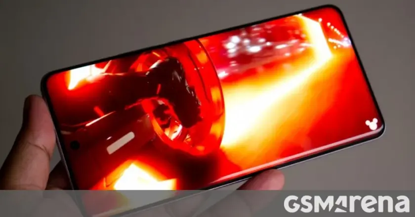 # Megérkezett a Realme GT 7 Pro – Brutális számok, baráti áron A Realme nem csupán új telefonokat dob piacra, hanem igyekszik a szórakozásra és a popkultúrára is építeni. Most érkezett a hír, hogy a **Realme GT 7 Pro** Game of Thrones Limited Edition verziója végre megérkezett! De vajon tényleg ennyit tud egy középkategóriás Realme, vagy csak a marketing fogásáról van szó? ## A Realme GT 7 Pro specifikációk Nézzük meg közelebbről, mit is kínál ez a telefon! A GT 7 Pro nem csak egy szimpla dizájn, hanem egy igazi erőmű is. A készülék szívét a legújabb **Snapdragon 7+ Gen 3** processzor dobogtatja, ami már önmagában is ígéretes. A Realme hazai Facebook-csoportjában többen is emlegetik, hogy ezzel a chip-pel a játékélmény szinte tökéletesre sikerült. Ezen kívül a telefon 144 Hz-es AMOLED kijelzővel rendelkezik, ami a legújabb szórakozási trendeknek is megfelel. Gyorsabb, mint a Redmi Note 13 Pro, de olcsóbb a Galaxy A55-nél? Igen, a Realme GT 7 Pro ár-érték aránya verhetetlen. ## Dizájn és érzés Ez a dizájn? Olyan, mintha a OnePlus és a POCO közös gyereke lenne. A hátlapon a Game of Thrones logója igazi csemege a sorozat fanatikusainak. De nem csak a külső számít – a tapintás és az anyaghasználat is kiemelkedő. A telefon érzetre prémium, de nem túl nehéz. Úgy tűnik, hogy a Realme nem spórolt a részletekkel. *Az embereknek tetszik, és ez a lényeg!* ## Kamerateszt: Mennyire jó a fotós képessége? A GT 7 Pro kamerája is figyelemre méltó. A 50 MP-es főkamerával és a 12 MP-es ultra széles lencsével a szuperlatívuszok sem állnak távol. Az AI Boost funkcióval pedig a képek színvilága és részletessége magáért beszél. *Tényleg ennyit tud egy középkategóriás Realme?* Az éjszakai fotók is meglepően jól sikerülnek, amit a felhasználók is megerősítenek. A Realme GT 7 Pro kameráját nemcsak a technikai adatok, hanem a felhasználói élmény is erősíti. *A közösségi oldalon többen is megosztották, hogy a barátaik sokkal jobban néznek ki a telefonjukkal készített képeken.* ## Realme UI 6 frissítés – Milyen újdonságokat hoz? Az új Realme UI 6 frissítés hozott némi izgalmat a felhasználók számára. A felhasználói felület egyszerűbbé vált, és a testreszabási lehetőségek is bővültek. Az animációk simábbak lettek, és a rendszer reakcióideje is gyorsult. *Ez már tényleg olyan, mint egy prémium telefon élménye!* A középkategóriás Realme mobil 2025-ös verziója biztosan fel fogja venni a versenyt a nagyobb nevekkel is. A Realme UI 6 szintén támogatja az új AI funkciókat, amelyek a felhasználói élményt még inkább fokozzák. ## Ár-érték arány – Megéri? Na de most jöjjön a lényeg: az ár. A Realme GT 7 Pro Game of Thrones Limited Edition ára baráti, és a specifikációk tükrében igazán versenyképes. A középkategóriás Realme mobil 2025 szintjén ez a telefon kiemelkedő választás lehet. Az ár-érték arányt tekintve a Realme GT 7 Pro egy igazi kihívó a piacon. Azok, akik nem akarnak mélyen a zsebükbe nyúlni, de szeretnének egy erős telefont, biztosan vonzónak találják majd. ## Versenytársak a piacon Miközben a Realme GT 7 Pro a figyelem középpontjában áll, érdemes megnézni, hogyan teljesít a versenytársakkal szemben. A Xiaomi Redmi Note 13 Pro és a Samsung Galaxy A55 is komoly ellenfelek. De vajon a Realme valóban felülmúlja ezeket a konkurenseket? A Redmi Note 13 Pro már sokaknak ismerős lehet, hiszen szintén jó specifikációkkal bír. De ha az árakat nézzük, a Realme GT 7 Pro igazi gyöngyszem a piacon. A Galaxy A55 viszont a Samsung nevét viseli, így a vásárlók bizalma is nagyobb iránta. De vajon elég ez ahhoz, hogy megverje a Realme-t? ## Záró gondolatok Összességében a Realme GT 7 Pro Game of Thrones Limited Edition nem csupán egy újabb telefon a piacon. Ez egy igazi élmény, amely a technikai teljesítmény és a popkultúra remek ötvözésével született. *Te elhiszed, hogy ezt a vasat ennyiért adják? Ha igen, oszd meg, hadd nézzen utána a haverod is!* A Realme GT 7 Pro egyértelműen a középkategória új sztárja, és ha a trendek folytatódnak, a következő évben is sokan fogják választani. Érdemes figyelni, mit hoz a jövő!