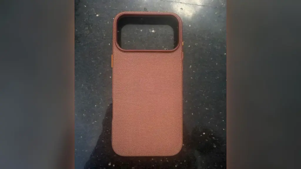 Iphone 17 leather alternative case.webp