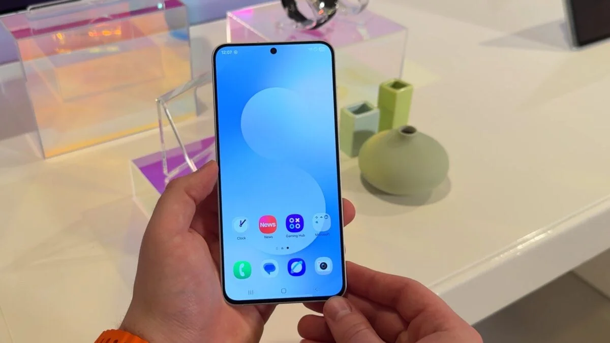 Galaxy s25 fe one ui 8 home screen 1.webp